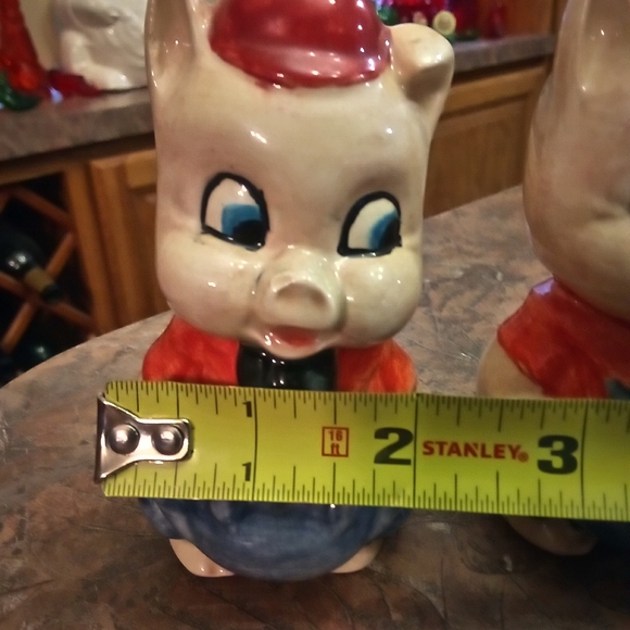 Charming Pigs In Overalls With Red Hats Ceramic Salt and Pepper Shakers. - Picture 8 of 9